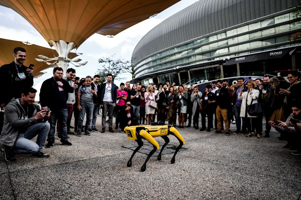 Chinese Robot Dog Roams Around Shanghai to Share COVID-19 Safety Measures 