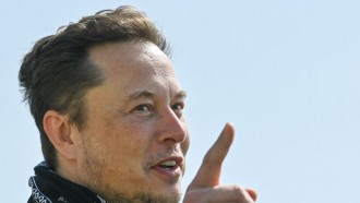 Elon Musk访问网站的新特斯拉Gigafactory在德国