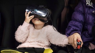 中国的虚拟现实拱廊给群众带来虚拟现实