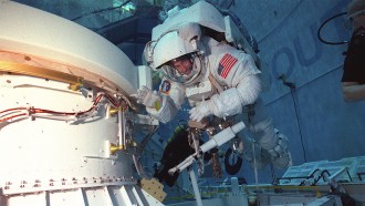 宇航员丹尼尔T巴里任务专家穿着一个训练版本的舱外移动设备