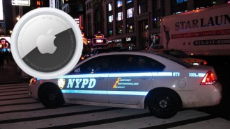 纽约警察在巡逻车引擎盖下发现苹果航空标签，并追踪其位置