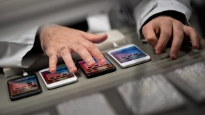 新iPhone 15 Pro Max泄露显示下一代三星面板集成比S23更亮?