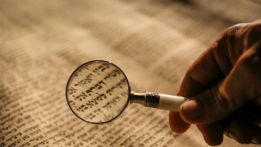 1100岁的希伯来圣经为30 - 5000万美元出售:最古老的圣经之一