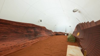 美国国家航空航天局邀请媒体看到船员进入一年之前火星的栖息地