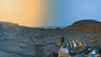 美国宇航局的好奇心抓住了火星的早晨,下午在新“明信片”