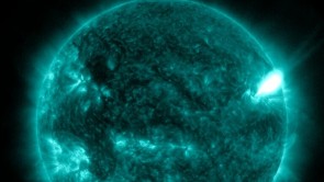 NASA捕获太阳释放强大的太阳耀斑触发广播在美国西部停电