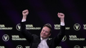 Elon Musk赢得赞扬SpaceX公司总部与儿子共度美好时光