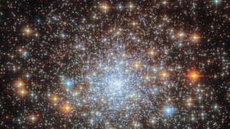 NASA的哈勃太空望远镜被无数失明星系团中闪闪发光的星星
