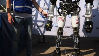 美国国防部高级研究计划局展示前沿的人工智能机器人技术的挑战