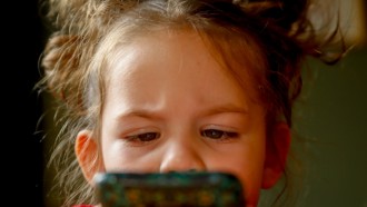 社交媒体真的导致儿童抑郁症吗?新的研究答案