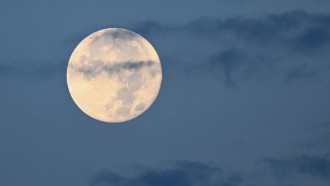 土星加入一个难得的晚上和一个蓝色的月亮难忘的天文事件