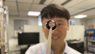 新加坡科学家开发超薄电池智能隐形眼镜,可以负责人类的眼泪