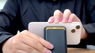 这个智能钱包可以携带信用卡,钱,甚至你的iPhone